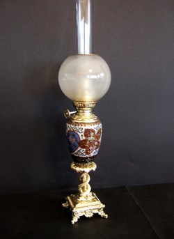 Lampe à pétrole en émaux cloisonnés japonais.