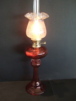 Lampe à pétrole en verre rouge, avec sa tulipe en verre gravé