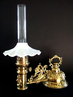 Lampe à pétrole en bronze et en laiton dite de piano.