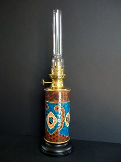 Lampe à pétrole en émaux vieillard de Bordeaux.