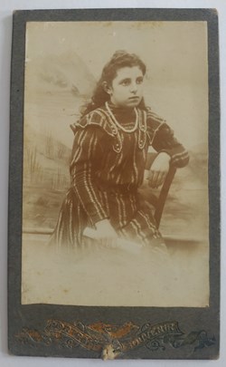 Jeune fille au parchemin