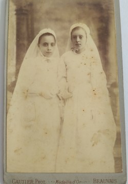 Jeunes filles prêtes à la communion