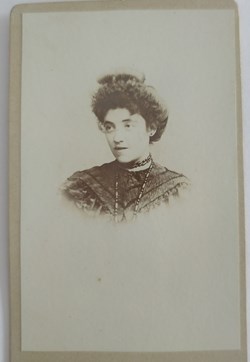 Jeune femme au collier de perles