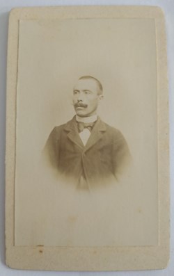Homme aux cheveux ras et à la moustache