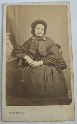 Vieille dame à l'air fatigué