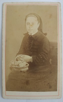 Jeune fille avec serre-tête tenant un panier