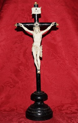 Crucifix avec Christ en ivoire.