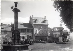 C04 - 252 - La Place, la Poste