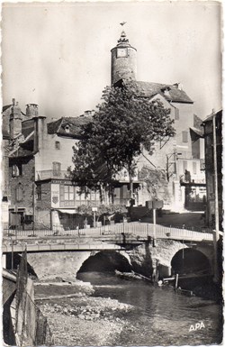 C34 - 2 - La Tour de l'Horloge...