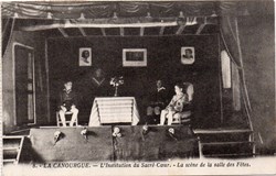 C25 - 08 - La scène de la Salle des Fêtes
