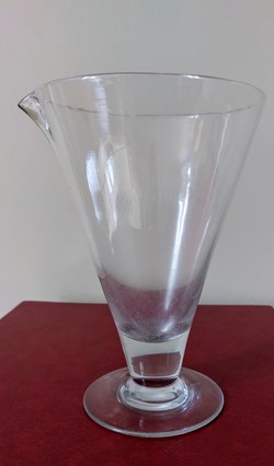 Verre évasé à bec verseur sur pied
