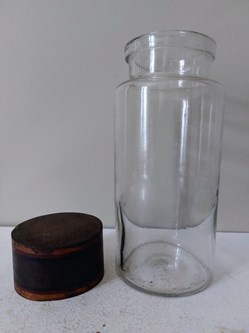 20 / Pot de Pharmacie en verre blanc