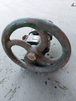 Appareil pour fabriquer des suppositoires à froid