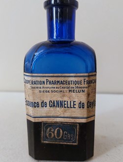 Bleu / Bouteille base carrée Ess. de CANNELLE
