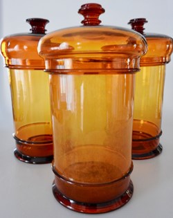POTS de PHARMACIE COUVERTS en verre ambré .Série de 3
