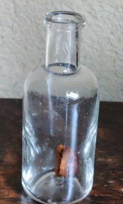 9 - Petit flacon cylindrique forme bouteille