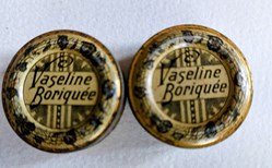 VASELINE BORIQUÉE / Boîte métal de poche