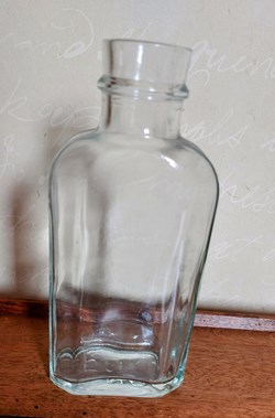 16 - Flacon en verre transparent forme octogonal
