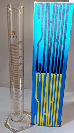 Éprouvette sur pied graduée 30 à 250 ml