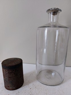 18 / Bouteille de laboratoire Pharmaceutique