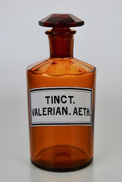 Flacon de pharmacie en verre ambré moyen modèle à étiquette blanche et noire
