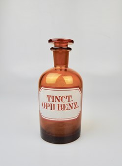 Flacon de pharmacie en verre ambré moyen modèle à étiquette blanche et rouge, forme bouteille