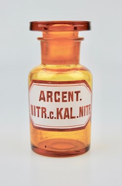 Flacon de pharmacie en verre ambré petit modèle à étiquette blanche et rouge