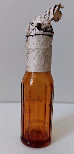 Petit flacon vide demi cylindrique et 6 pans