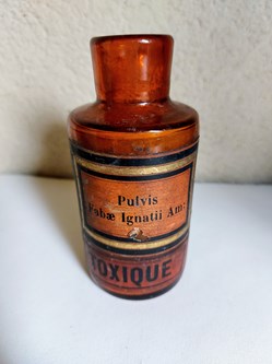 Flacon en verre ambré 11.5 "Pulvis Fabae Ignatii :"