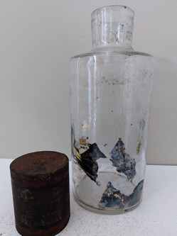 20 / Flacon de pharmacie en verre blanc
