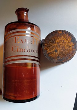 Extr : Fl: Cinchonae - Flacon en verre ambré