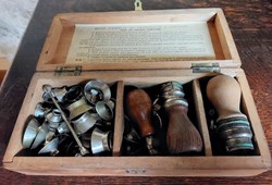 CACHETEUR à cupules " PILULAR" / Coffret