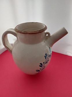 Chevrette Nevers- Faience - Décor feuillage bleu sur fond blanc