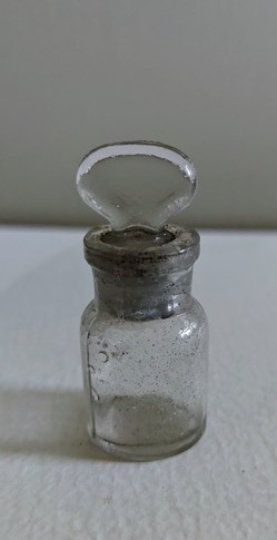 Flacon 3 cm + bouchon fermé à l'émeri