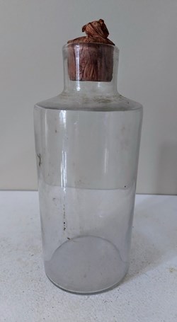 19 / Flacon de pharmacie en verre blanc