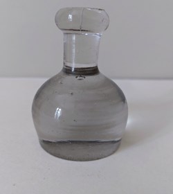 Pilon en verre incolore hauteur 6,5 cm