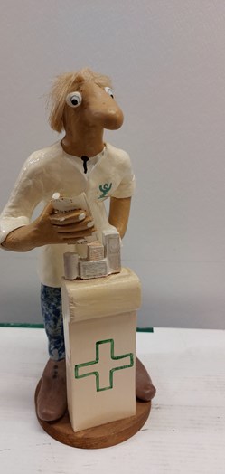 Figurine d'un pharmacien