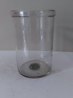 17 Bocal cylindrique en verre blanc
