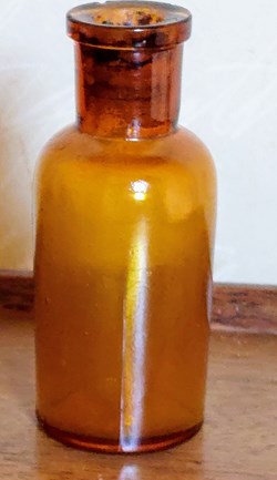 8 - Petit flacon cylindrique en verre ambré