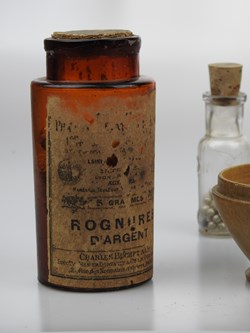 Flacon de pharmacie en verre ambré