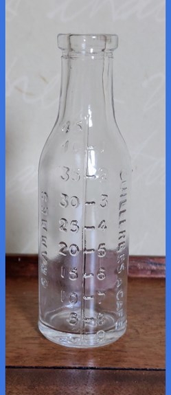 11- Flacon pharmaceutique gradué