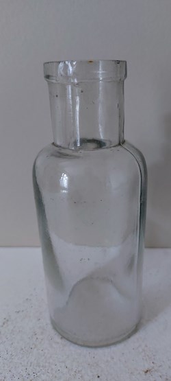 12 / Petit flacon en verre blanc