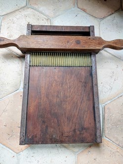 Pilulier ancien en bois et laiton