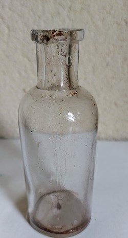 12- petite bouteille en verre moulé