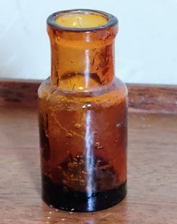 5 - Petit flacon en verre ambré