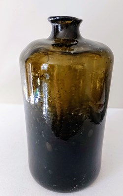 Bouteille avec petit goulot en verre fumé et bullé