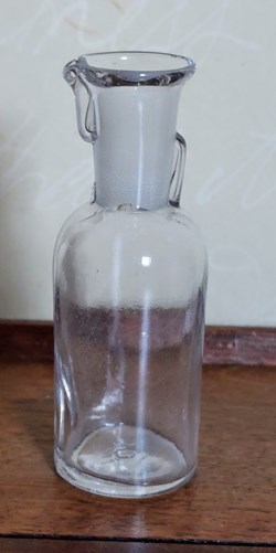 9 - Flacon cylindrique en forme de cruche - diamètre 3 cm