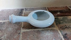 Crachoir en faience blanche