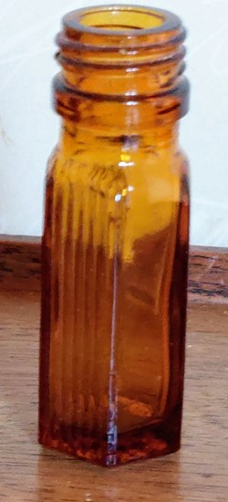 6 - Petit Flacon hexagonal en verre ambré