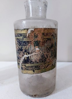 Scam..... ? / Flacon de pharmacie 19 cm